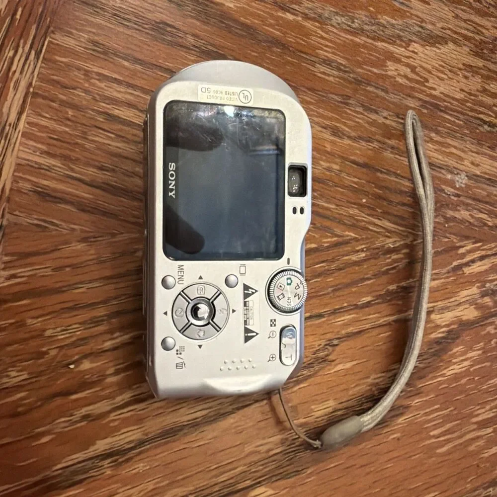 Sony Cybershot DSC-P200 7.2mp Digital Camera 3x Optical Zeiss Lens